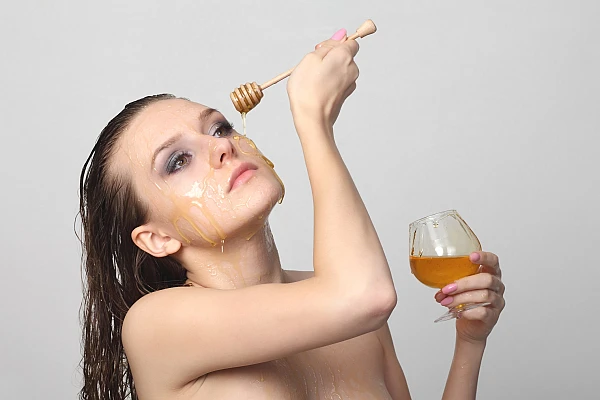 Mierea de albine în cosmetică - beneficii și rețete pentru îngrijirea pielii